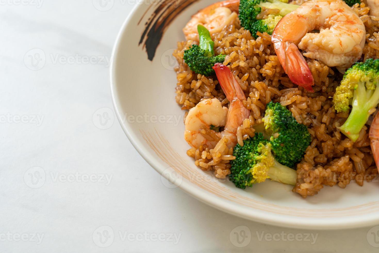 riz frit aux brocolis et crevettes - style de cuisine maison photo