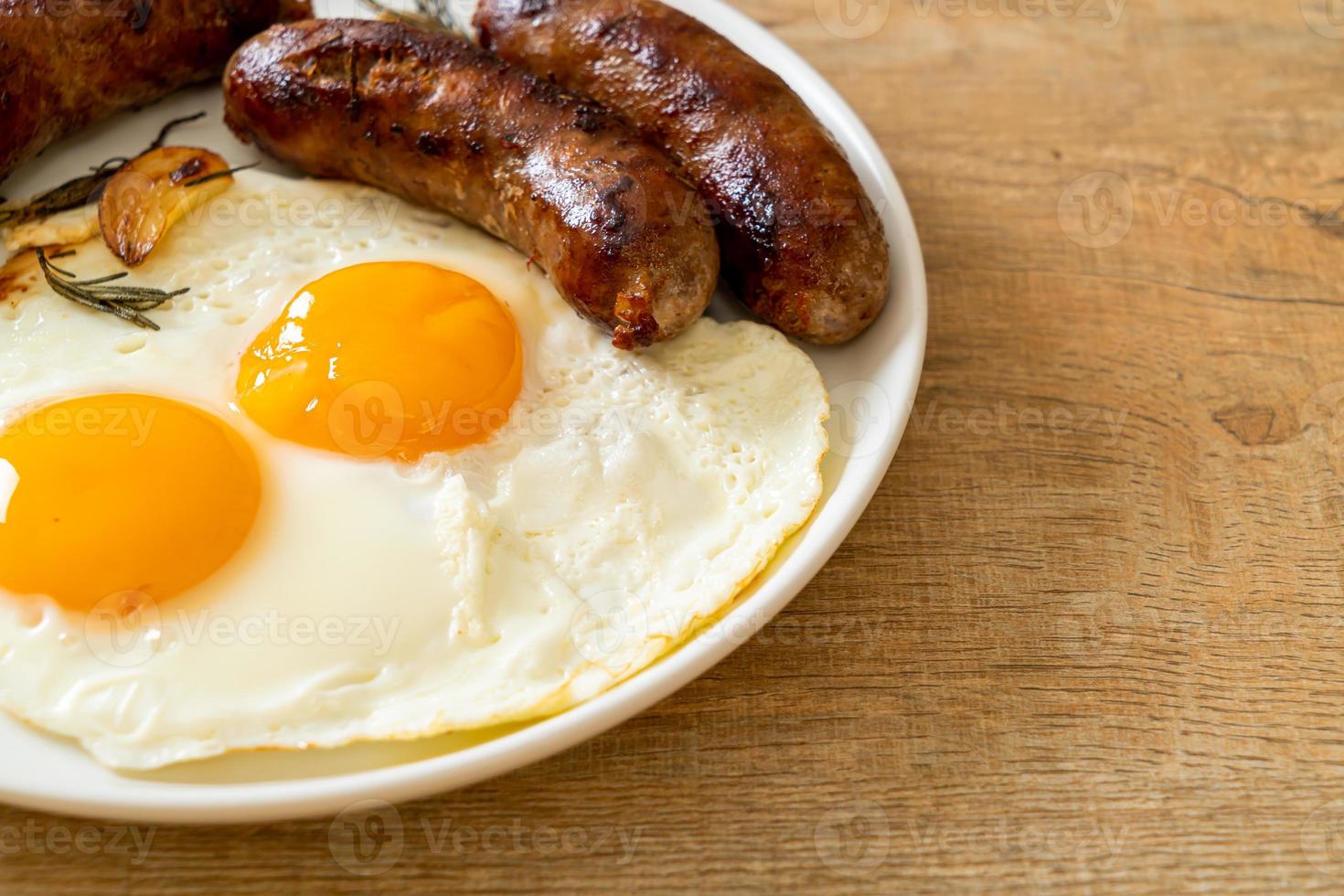 oeuf au plat double fait maison avec saucisse de porc frit - pour le petit déjeuner photo