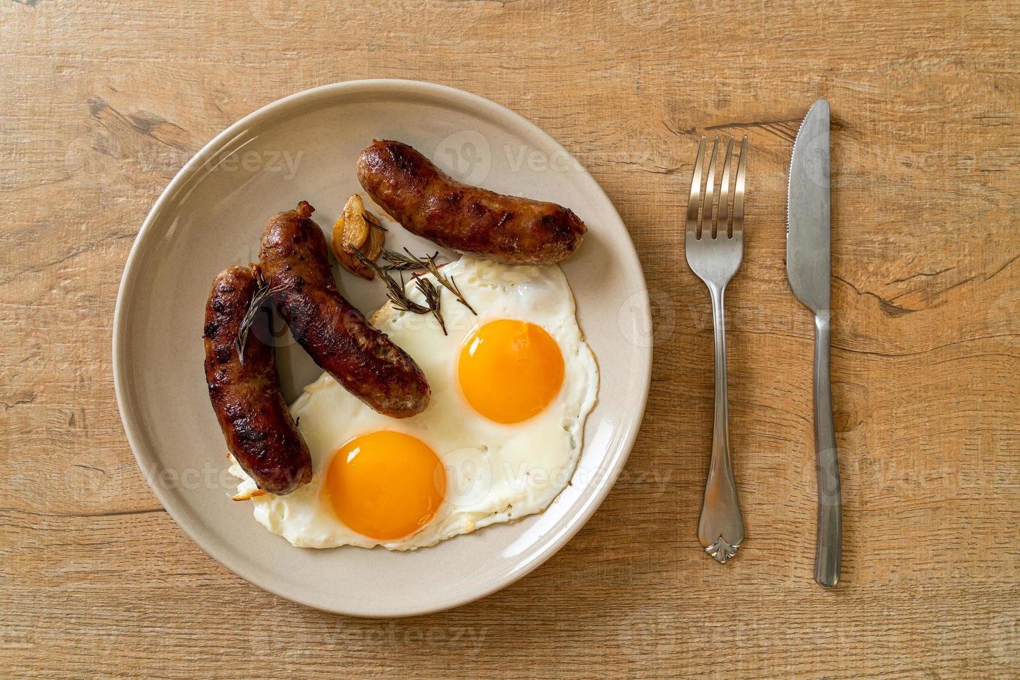 oeuf au plat double fait maison avec saucisse de porc frit - pour le petit déjeuner photo