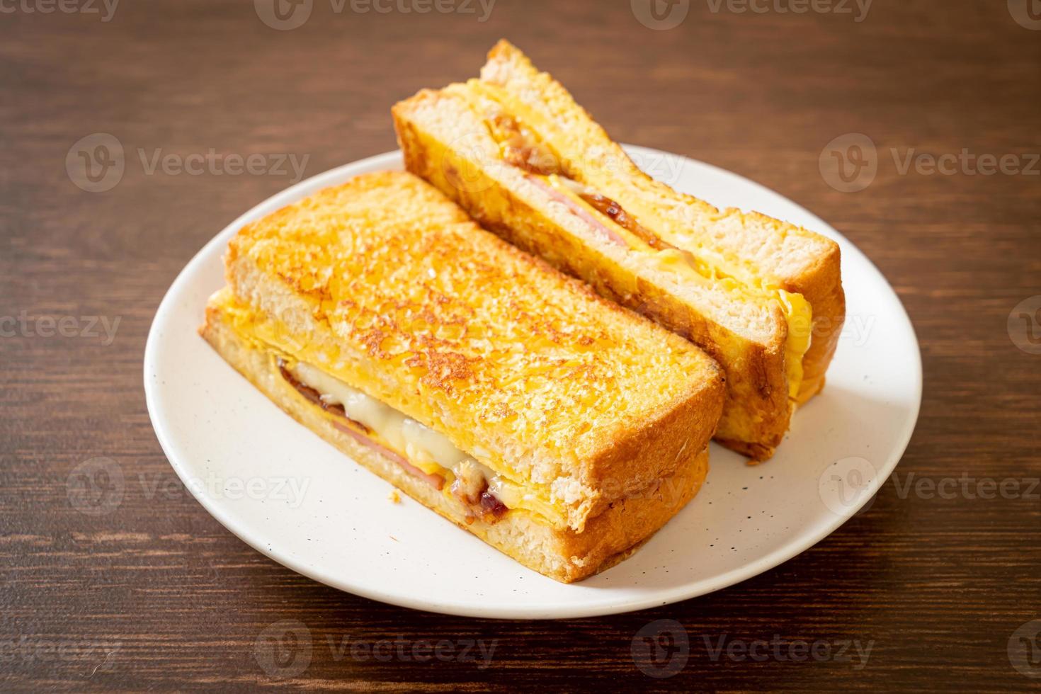 pain perdu maison avec jambon, bacon et sandwich au fromage avec œuf photo