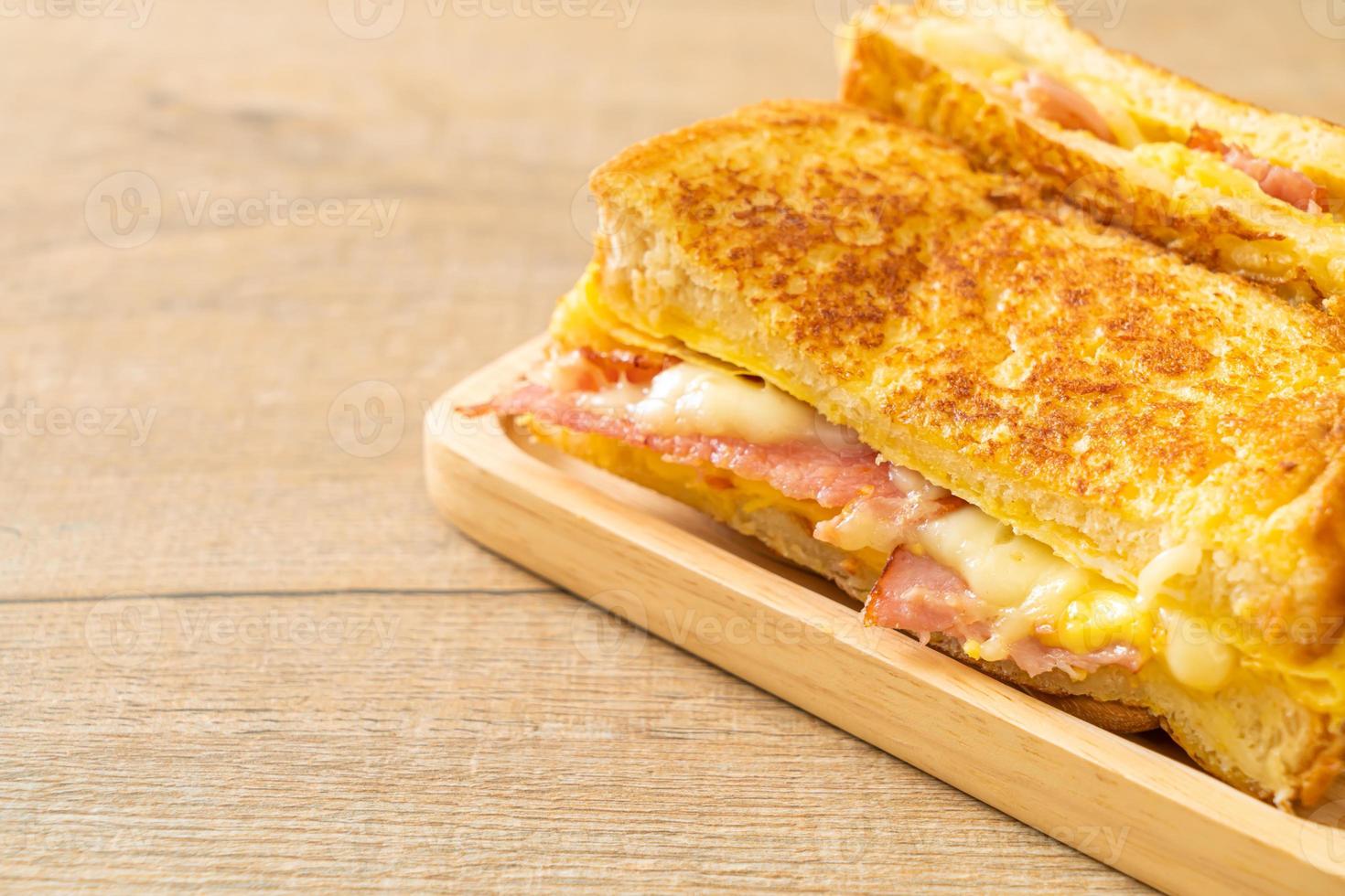 pain perdu maison avec jambon, bacon et sandwich au fromage avec œuf photo