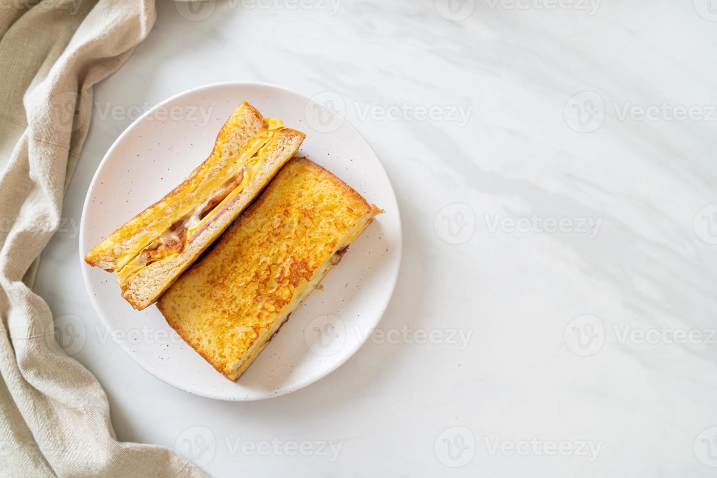 pain perdu maison avec jambon, bacon et sandwich au fromage avec œuf photo