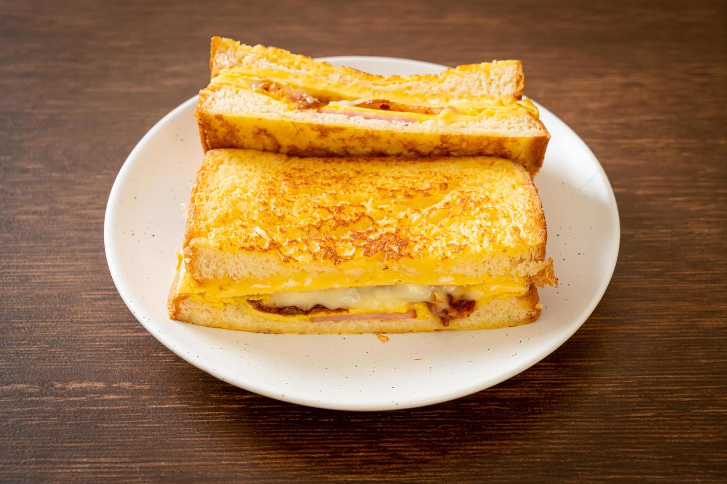 pain perdu maison avec jambon, bacon et sandwich au fromage avec œuf photo