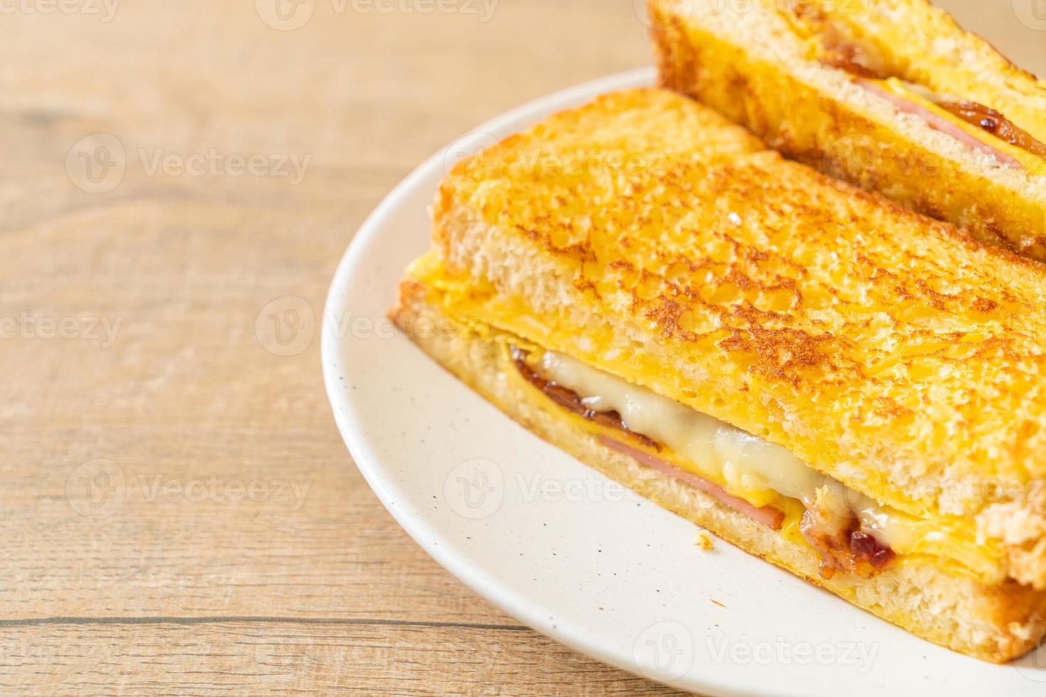 pain perdu maison avec jambon, bacon et sandwich au fromage avec œuf photo