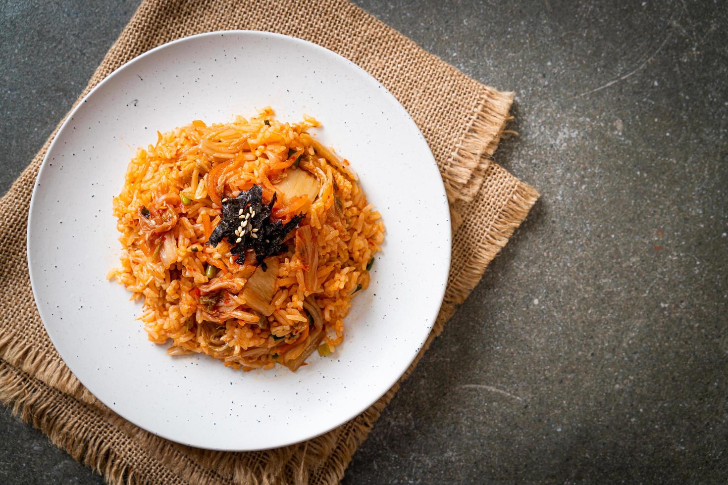 riz frit kimchi aux algues et sésame blanc - style coréen photo