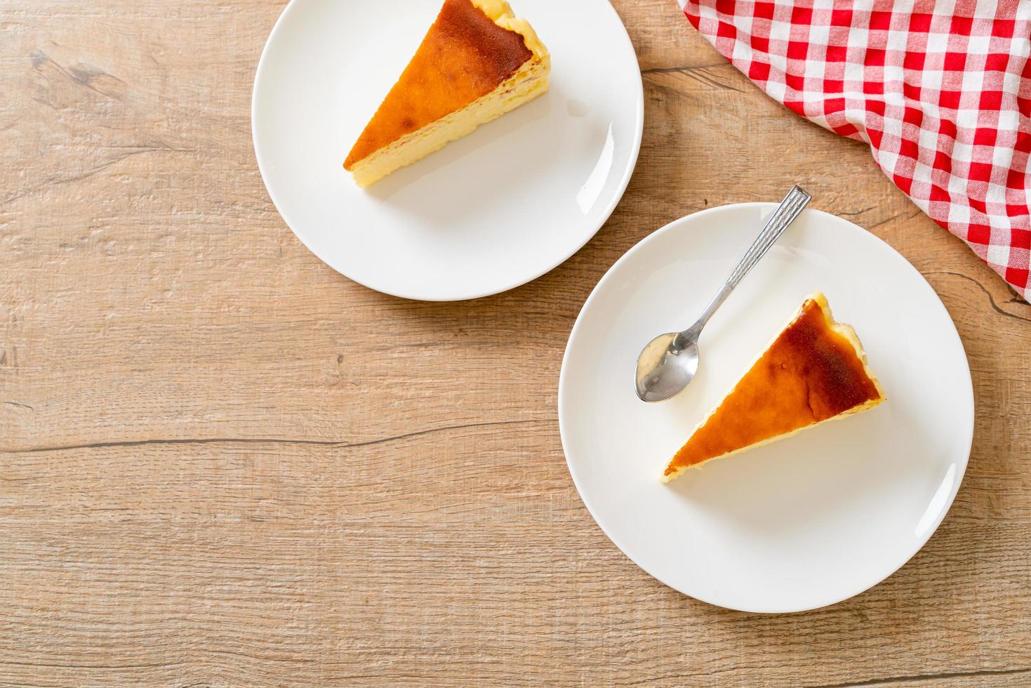 Gâteau au fromage fait maison sur une plaque blanche photo