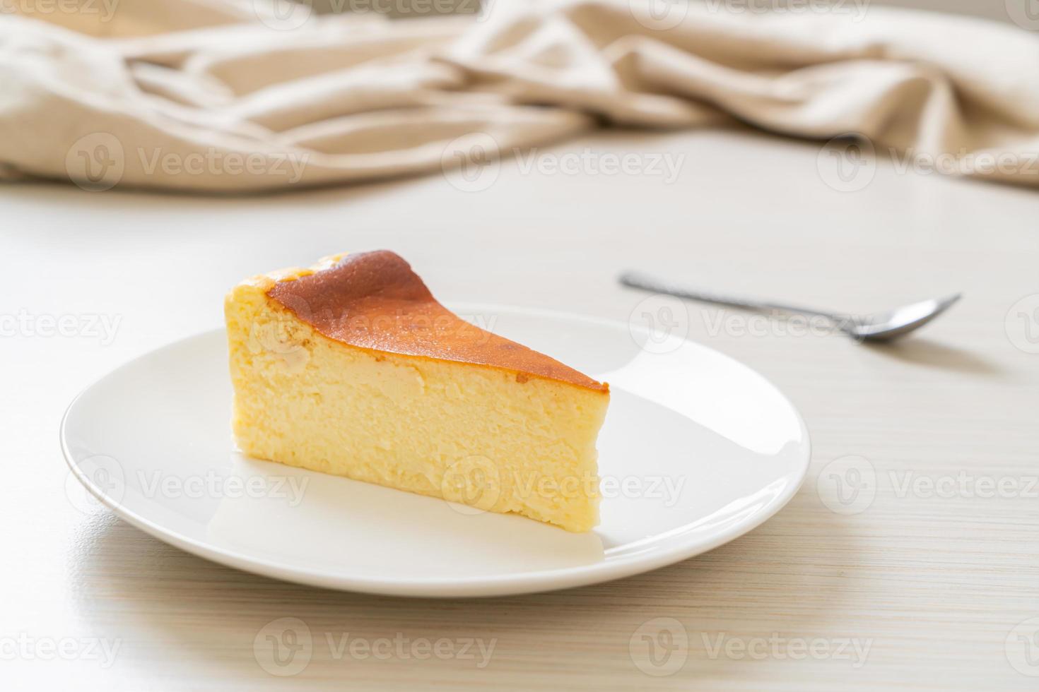 Gâteau au fromage fait maison sur une plaque blanche photo