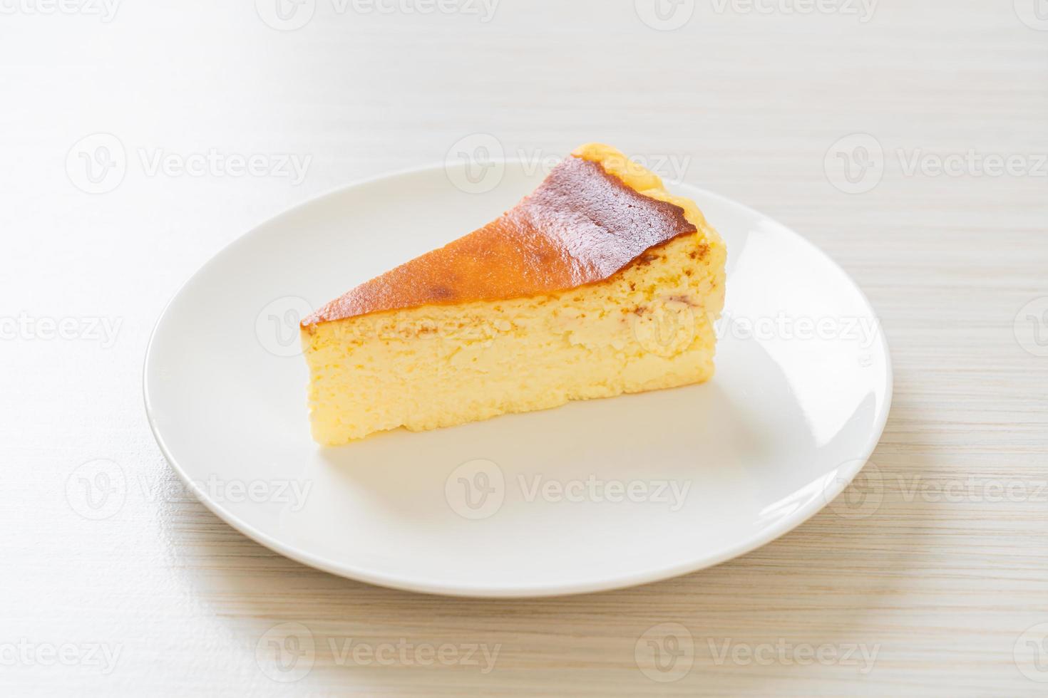 Gâteau au fromage fait maison sur une plaque blanche photo