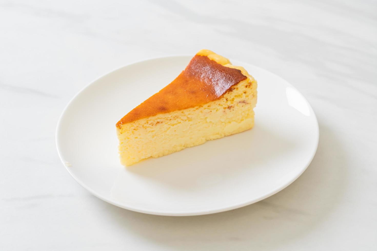 Gâteau au fromage fait maison sur une plaque blanche photo