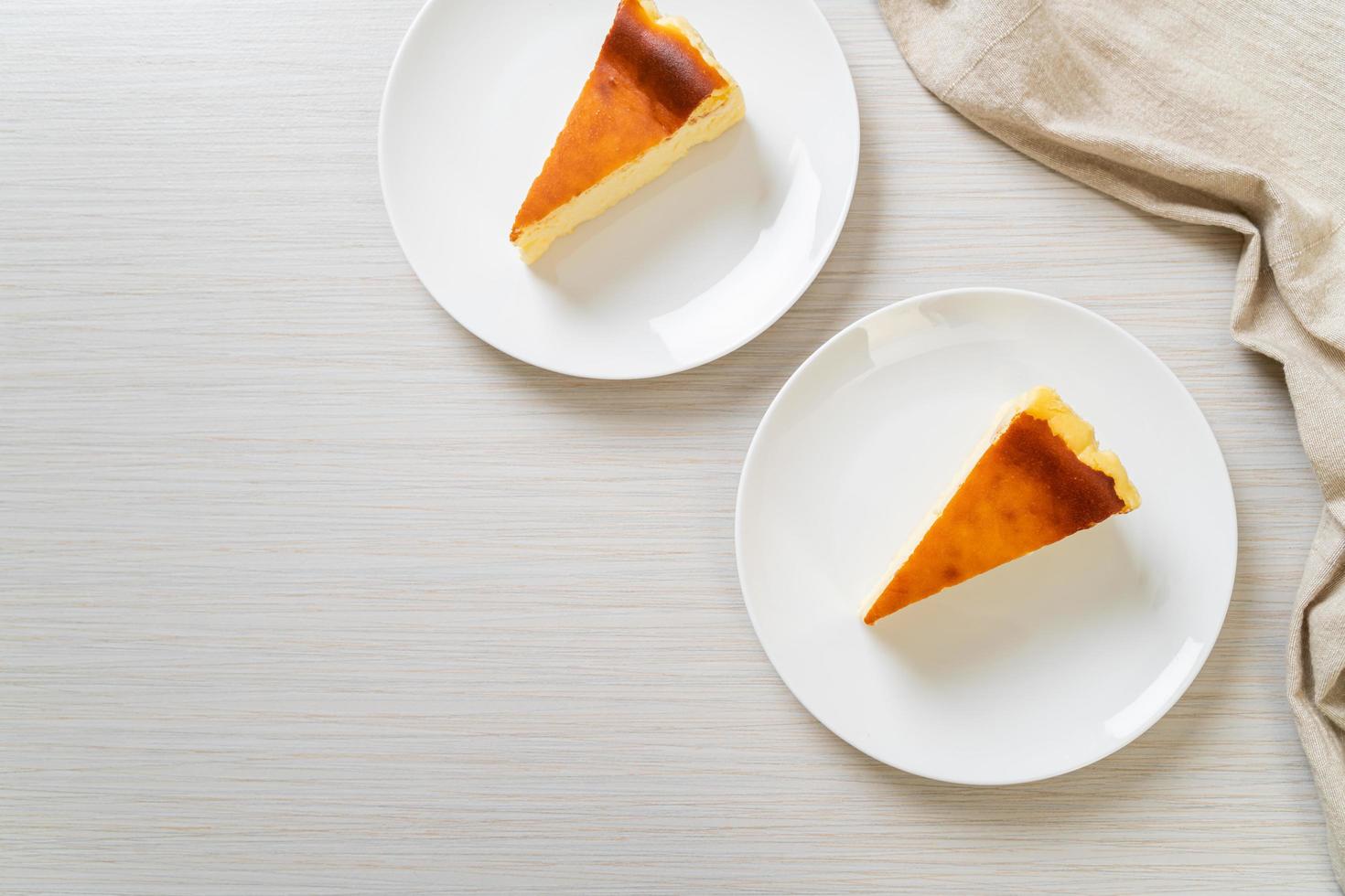 Gâteau au fromage fait maison sur une plaque blanche photo