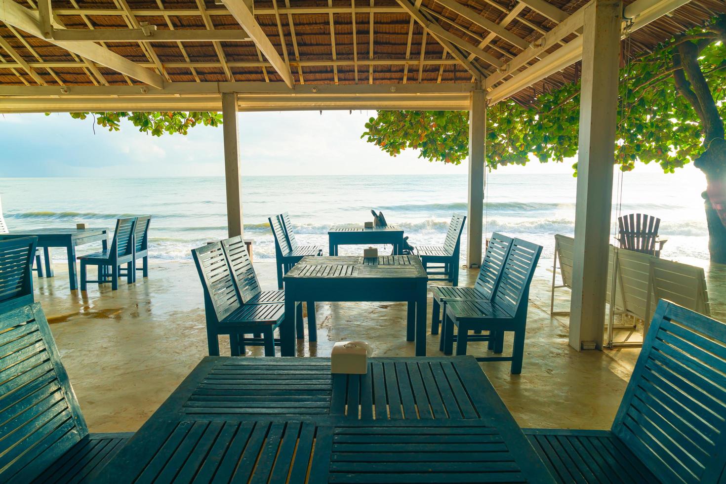 chaises en bois vides avec fond de mer plage photo