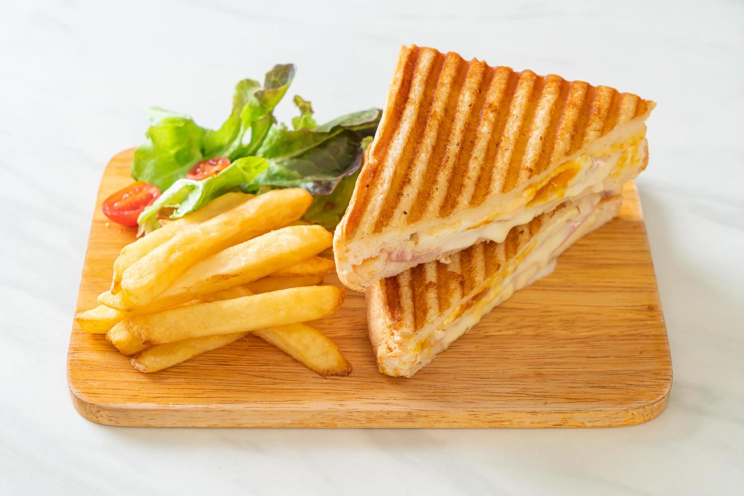 sandwich au jambon et fromage avec oeuf et frites photo