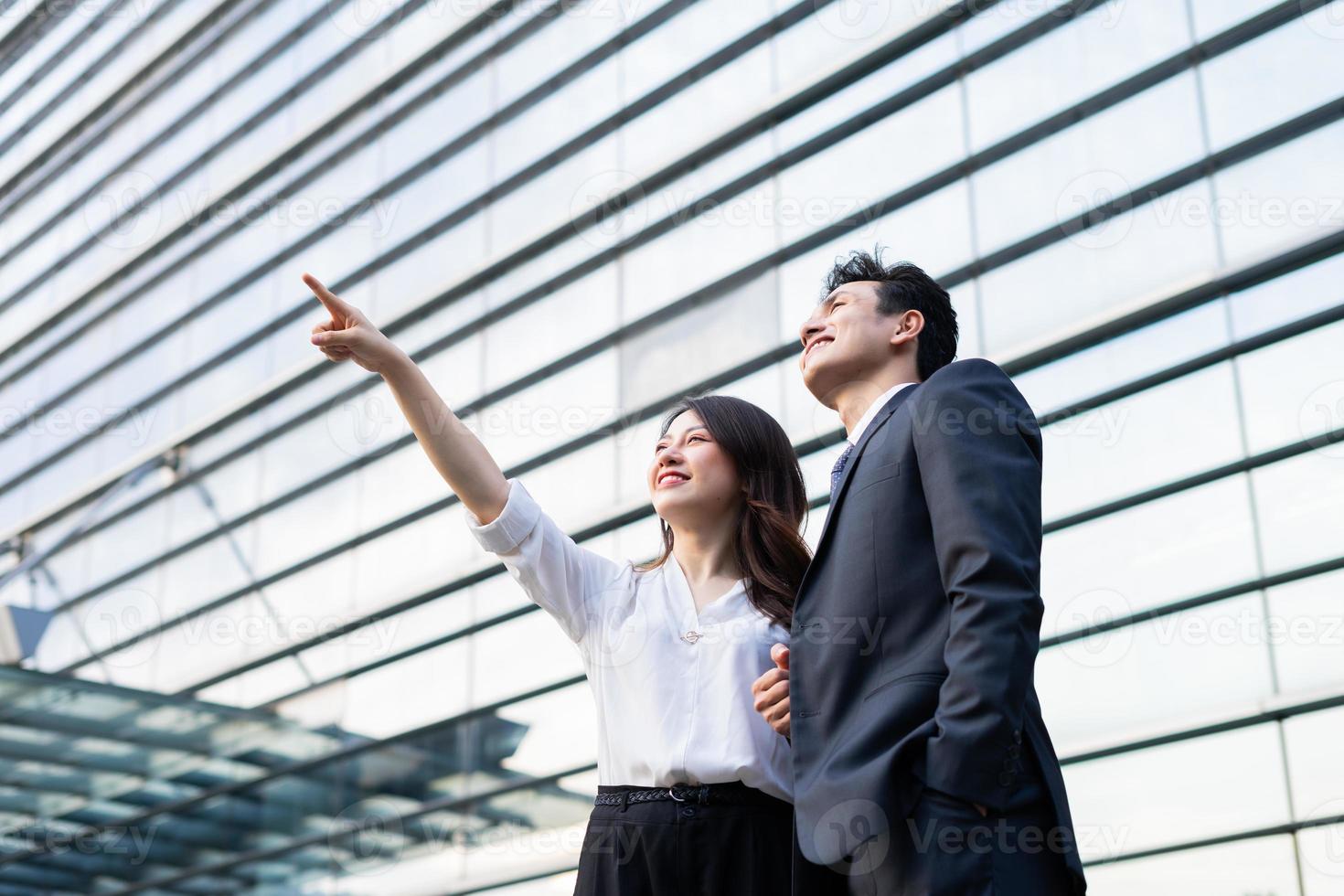 portrait de deux entrepreneurs avec une expression confiante photo