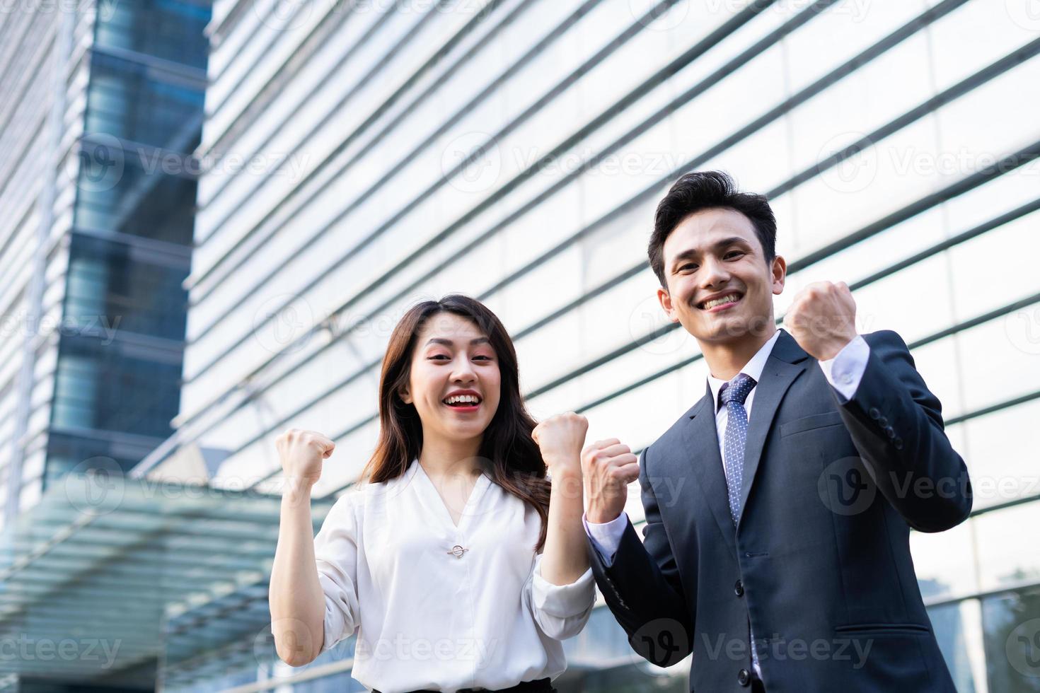 portrait de deux entrepreneurs avec expression de victoire photo