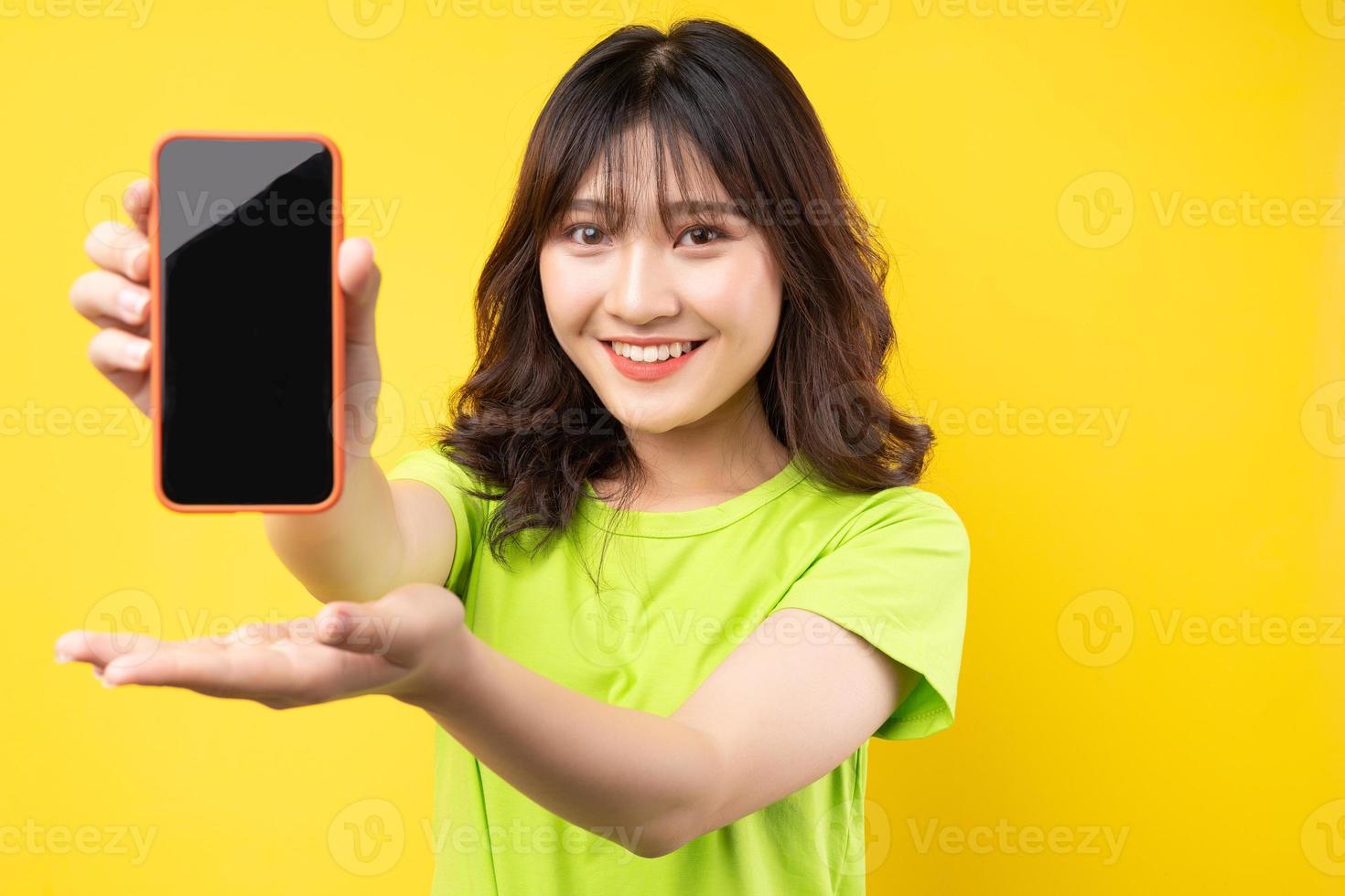 jeune fille utilisant un téléphone avec une expression joyeuse sur fond photo