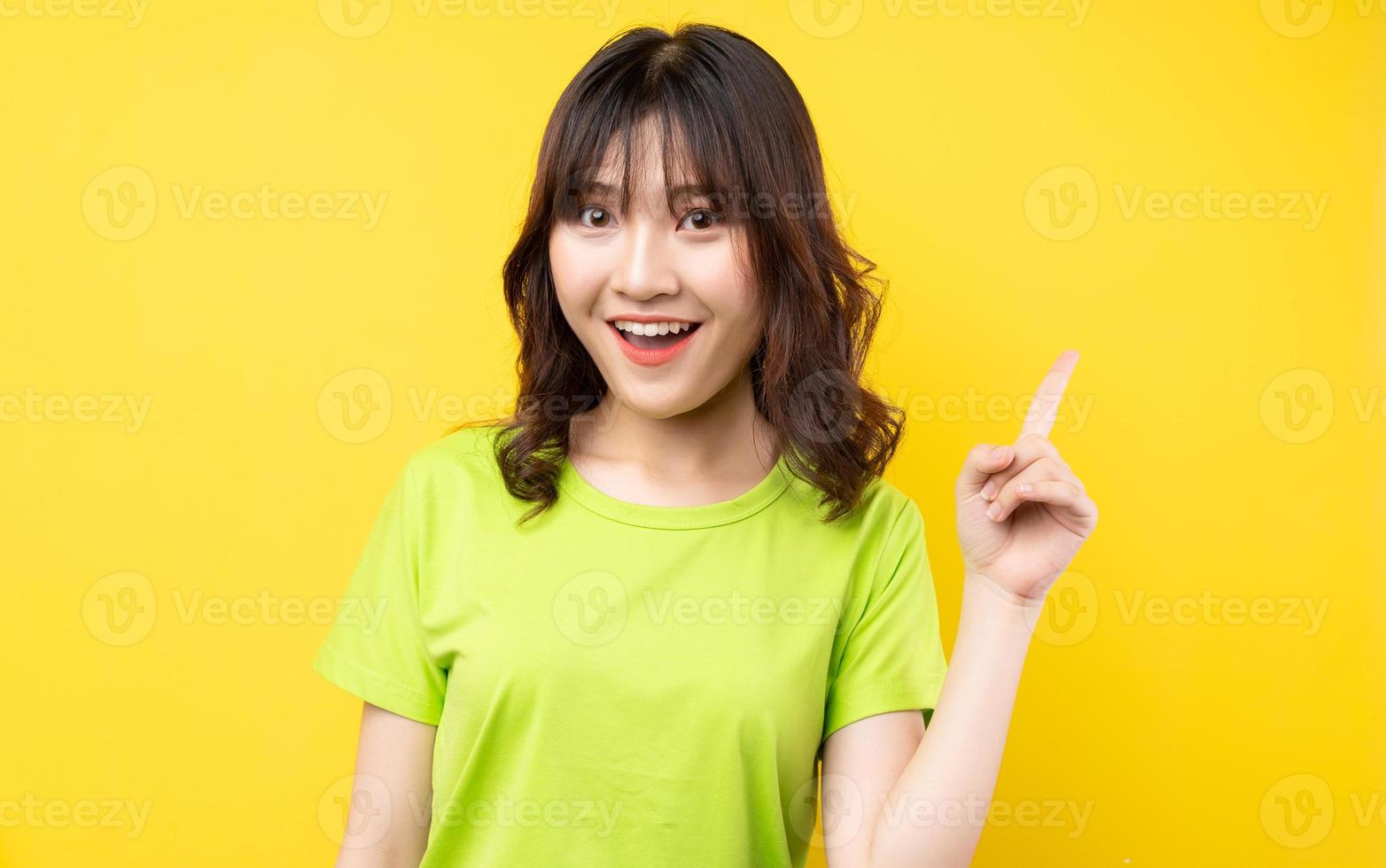 jeune fille asiatique avec des expressions et des gestes sur fond photo