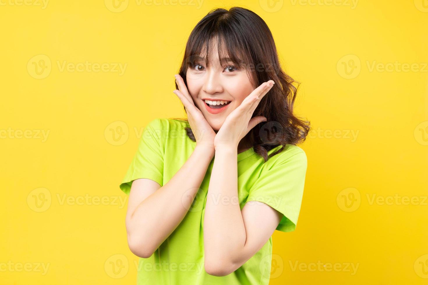 jeune fille asiatique avec des expressions et des gestes sur fond photo