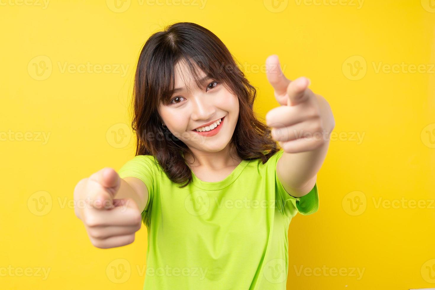 jeune fille asiatique avec des expressions et des gestes sur fond photo