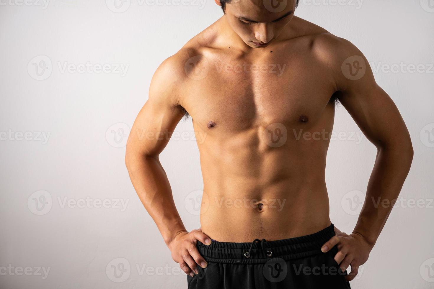 portrait de beau jeune homme avec des muscles et une peau propres photo