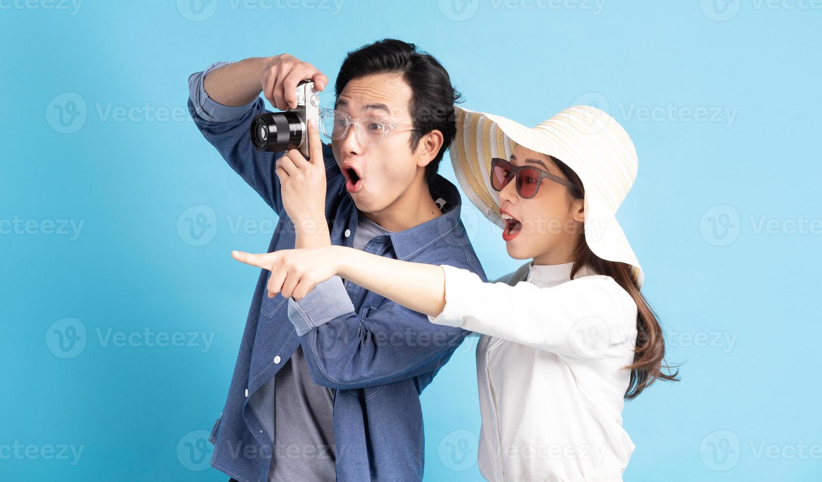jeune couple asiatique voyageant joyeusement ensemble photo