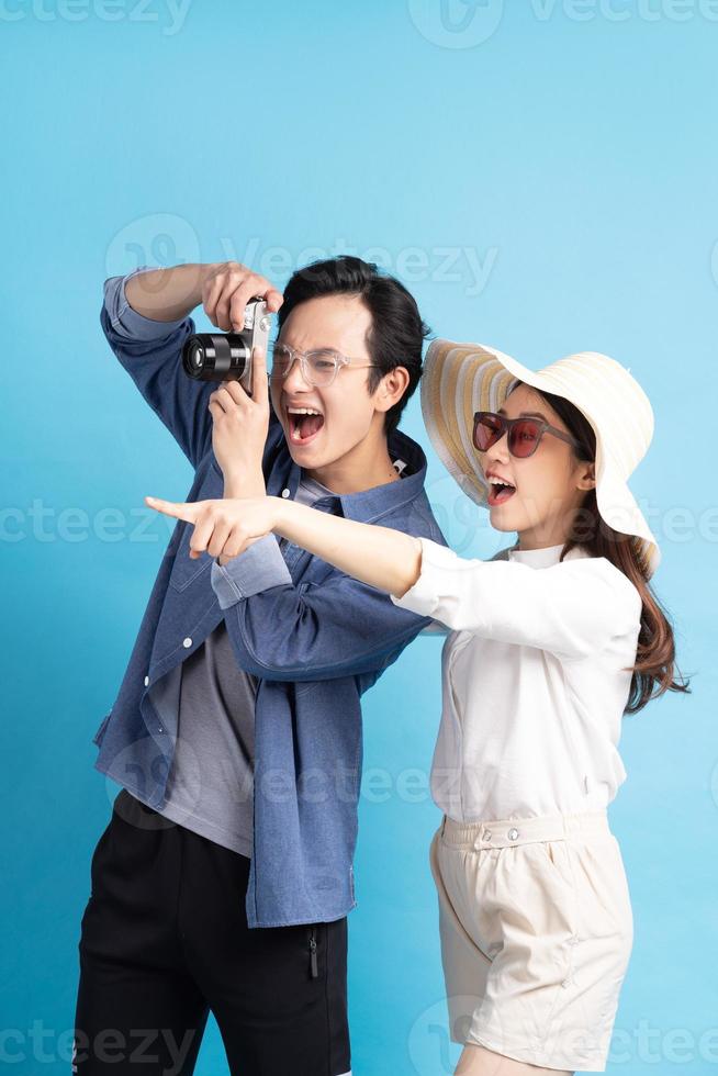jeune couple asiatique voyageant joyeusement ensemble photo