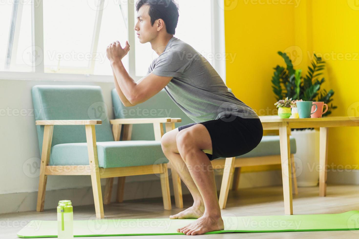 homme asiatique faisant de l'exercice à la maison photo