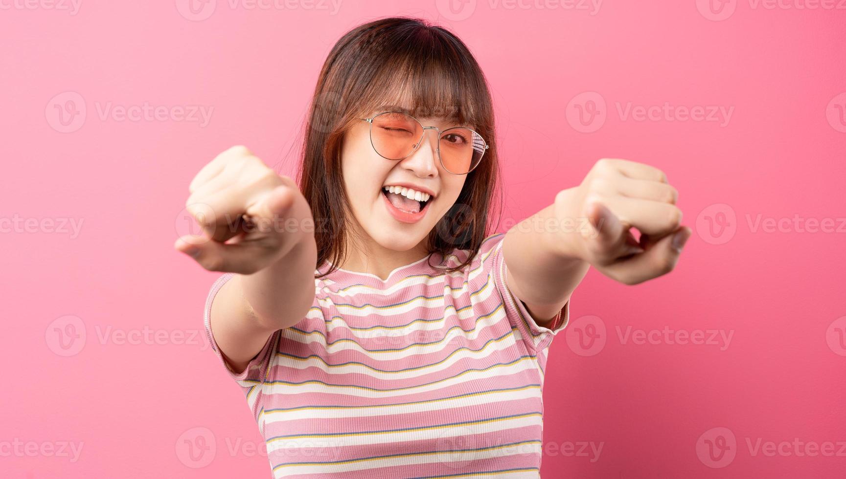 image de jeune fille asiatique portant un t-shirt rose sur fond rose photo