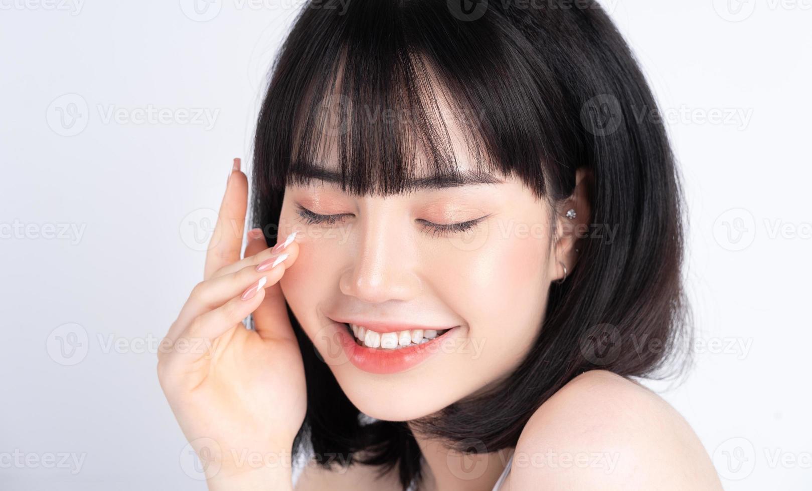 jolie jeune femme asiatique à la peau fraîche. soins du visage, traitement du visage, peau de beauté femme isolée sur fond blanc. cosmétologie, beauté de la peau et concept cosmétique photo