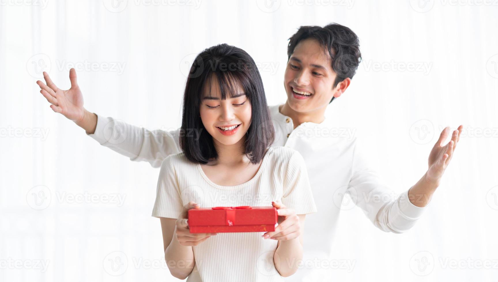 petit ami asiatique offre des cadeaux à sa petite amie le jour de la Saint-Valentin photo