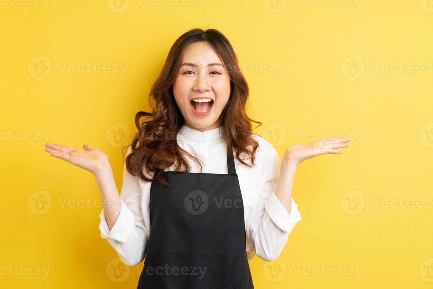 belle femme au foyer avec geste isolé sur fond jaune photo