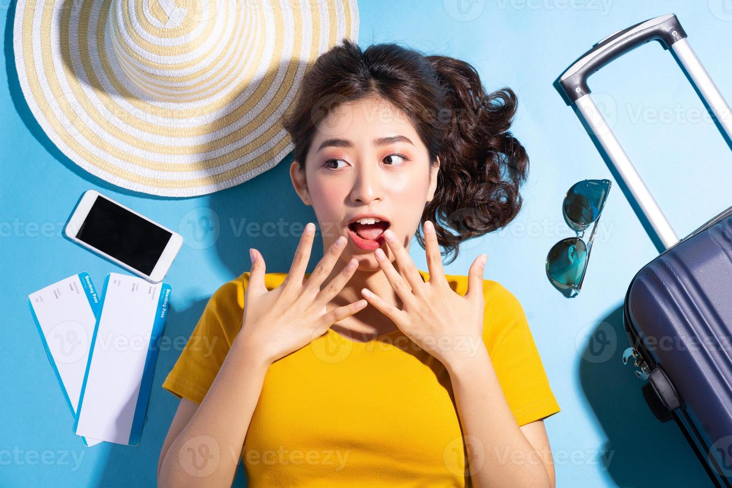 jeune femme asiatique sur fond bleu, concept d'été et de voyage photo