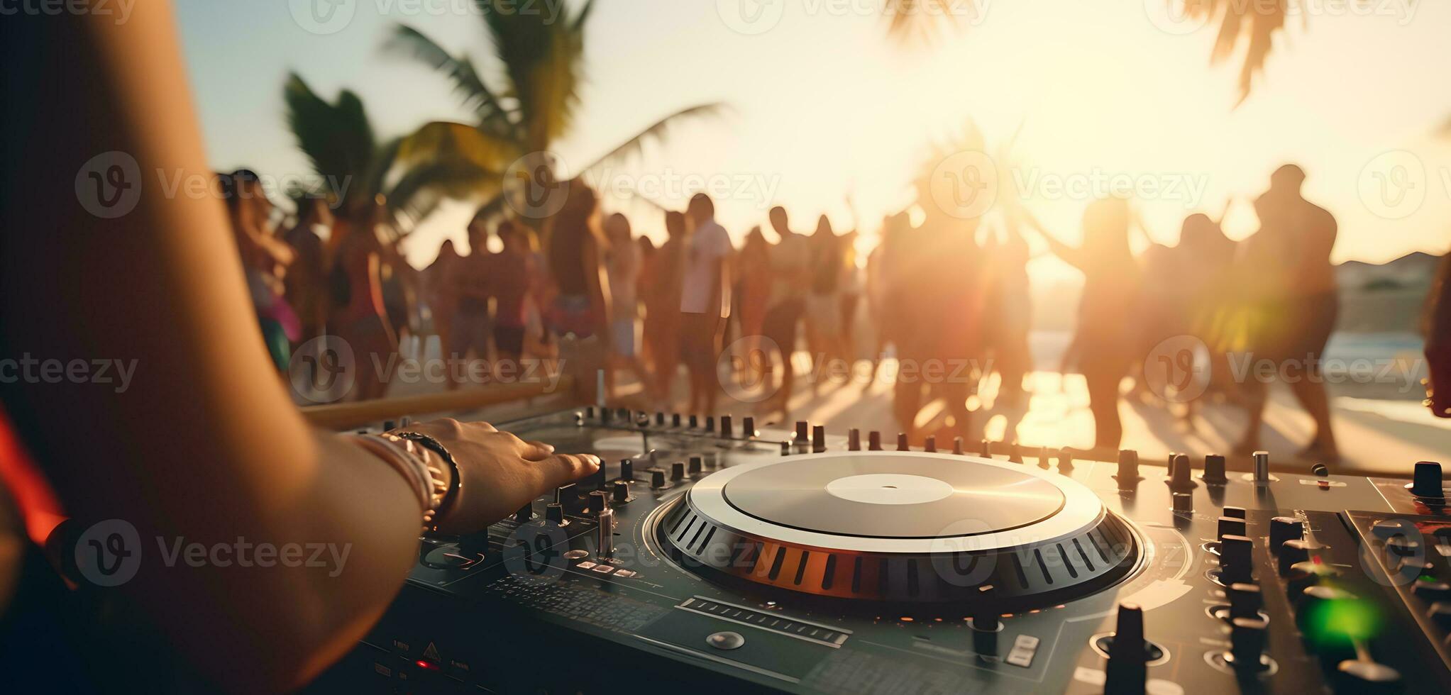 dj mélange la musique Extérieur à plage fête festival, été vie nocturne vue de disco club à le coucher du soleil. amusant, milléniaux génération, jeunesse mode de vie, vivre un événement la musique concept. génératif ai. photo