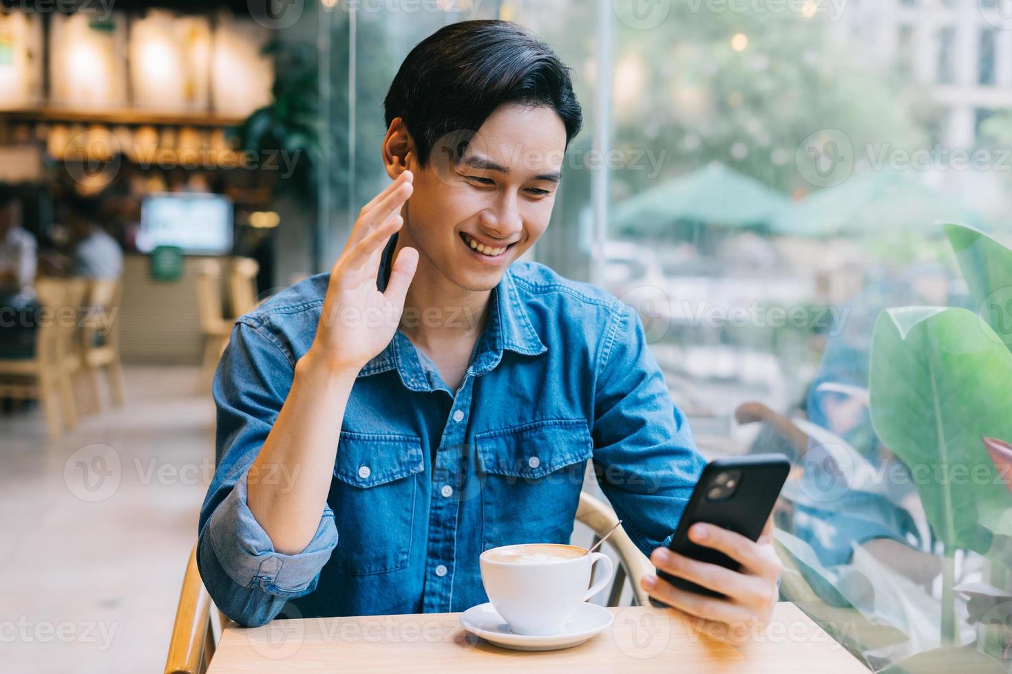 homme asiatique travaillant au café le week-end photo