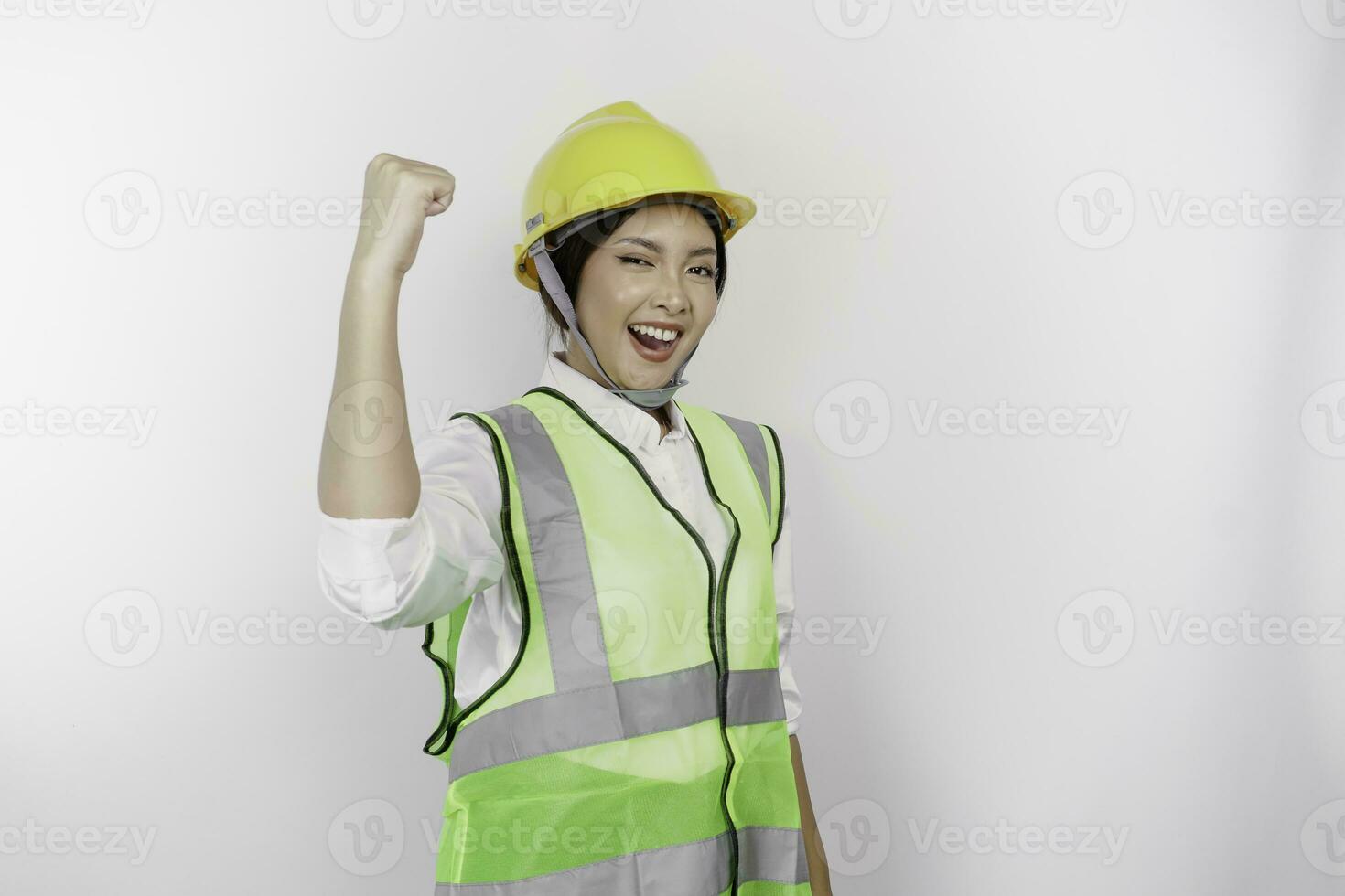 une réussi Jeune femme la main d'oeuvre est portant sécurité casque et gilet, isolé par blanc Contexte. le travail journée concept. photo