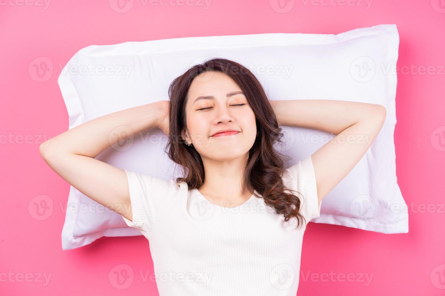 femme asiatique, dormir, sur, rose, fond photo