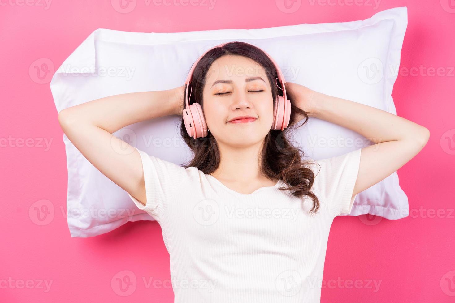 femme asiatique, dormir, sur, rose, fond photo