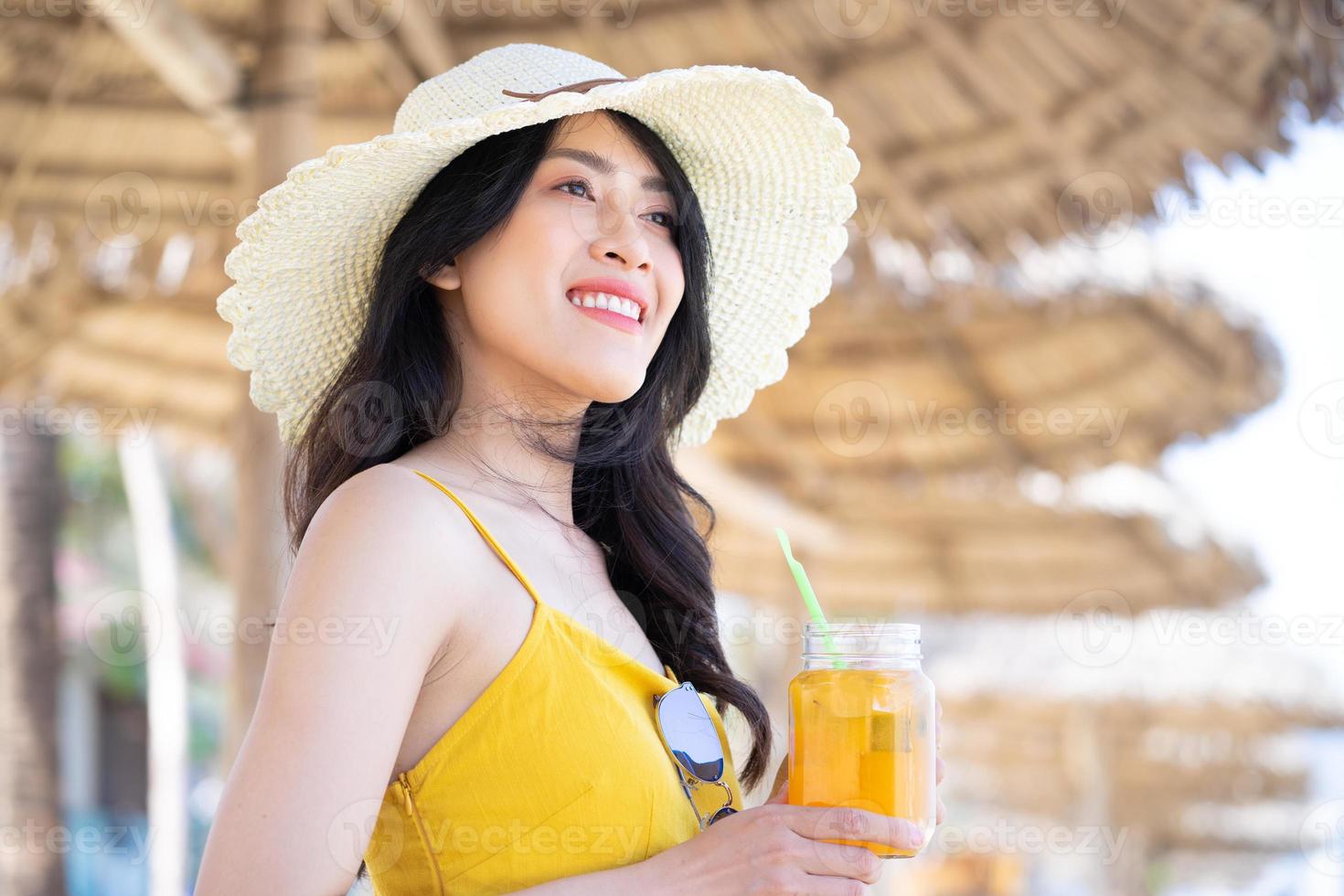 jeune femme asiatique profitant des vacances d'été sur la plage photo