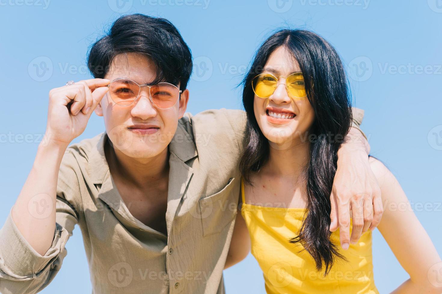 jeune couple asiatique profitant des vacances d'été sur la plage photo