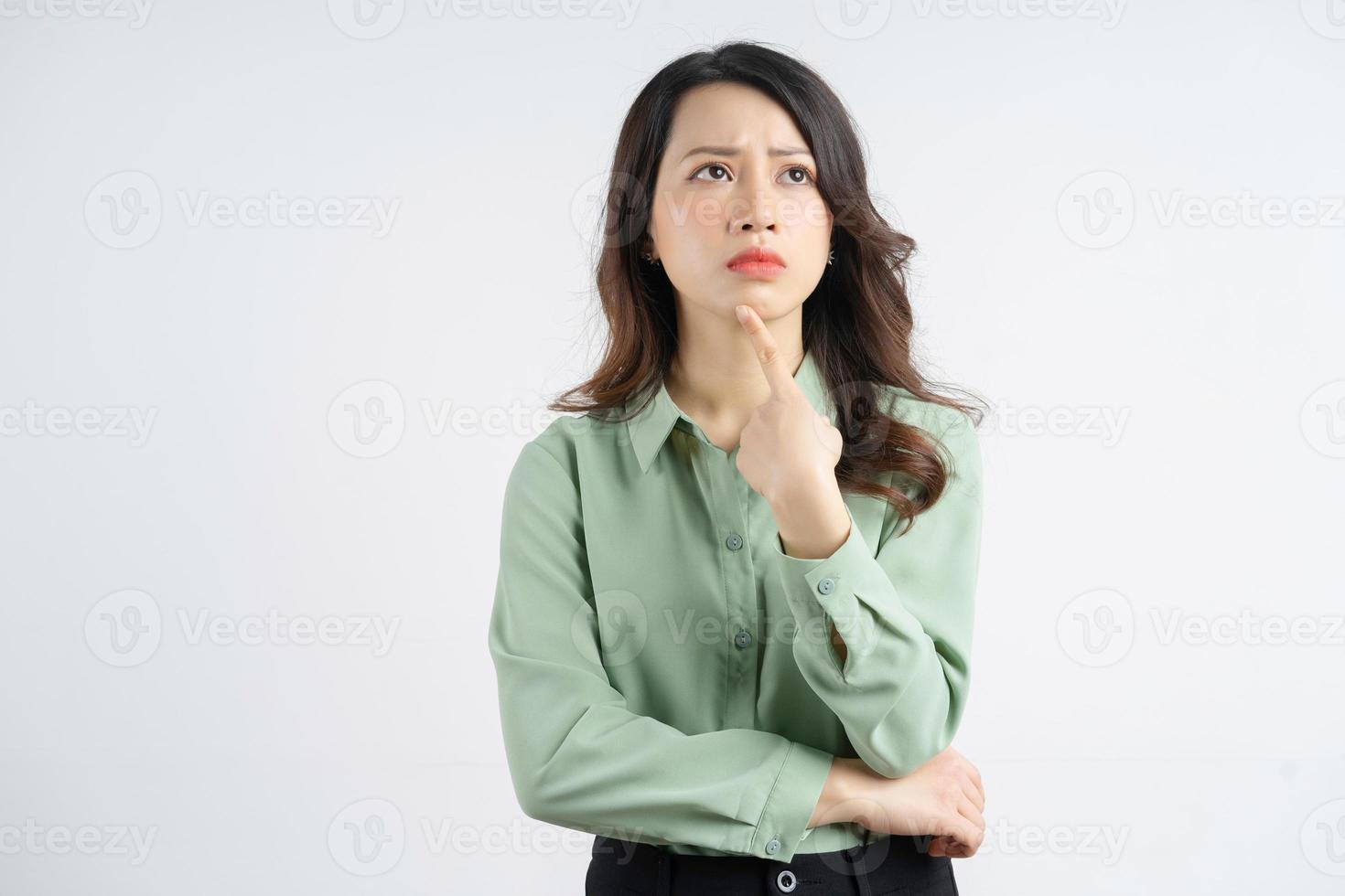 portrait d'une belle femme d'affaires asiatique avec un regard pensif photo