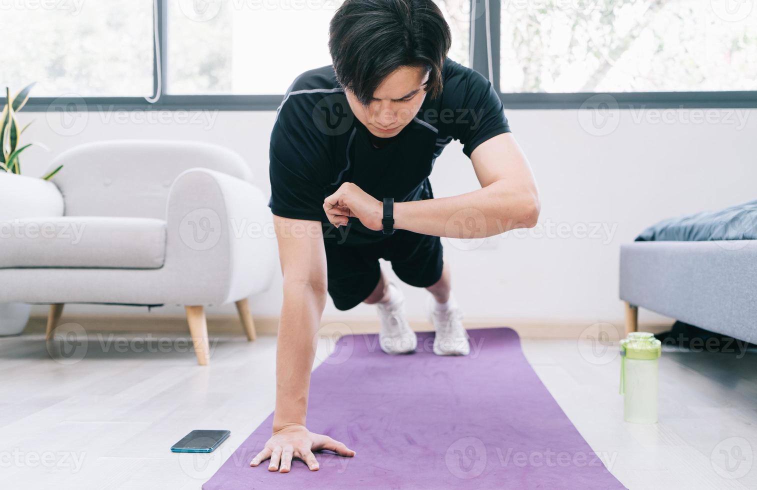 jeune homme asiatique exerçant à la maison photo