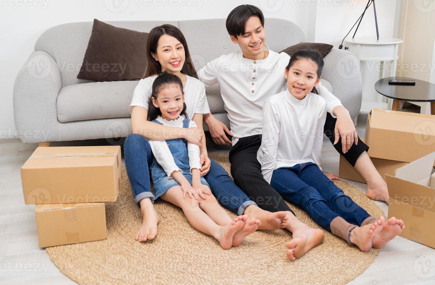 les jeunes familles asiatiques emménagent ensemble dans une nouvelle maison photo