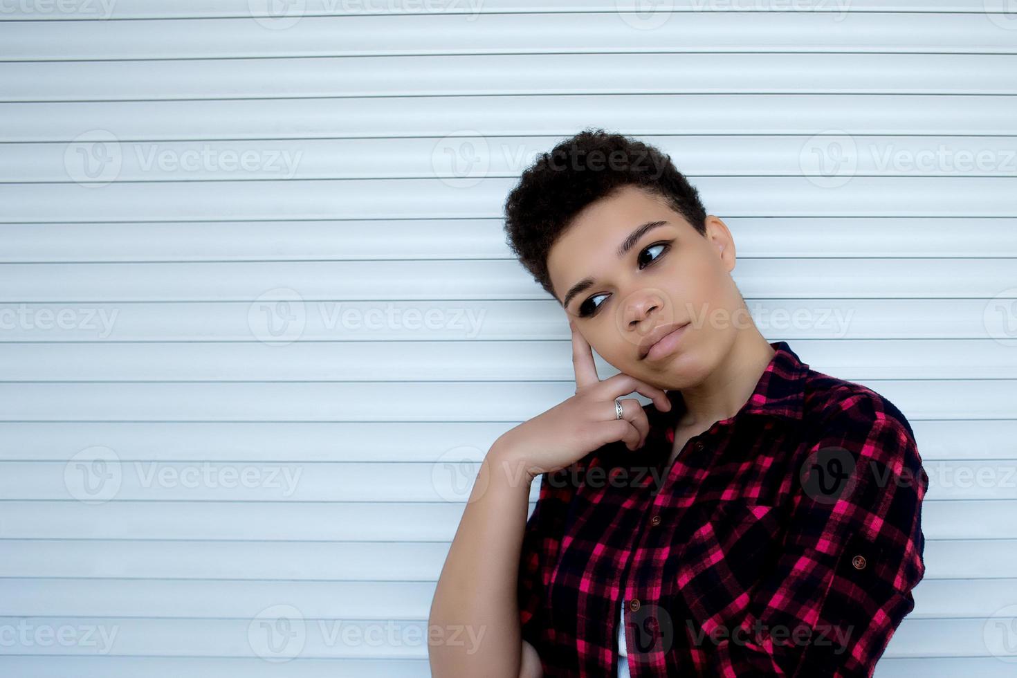 femme afro-américaine sérieuse et belle aux cheveux courts, style de vie photo