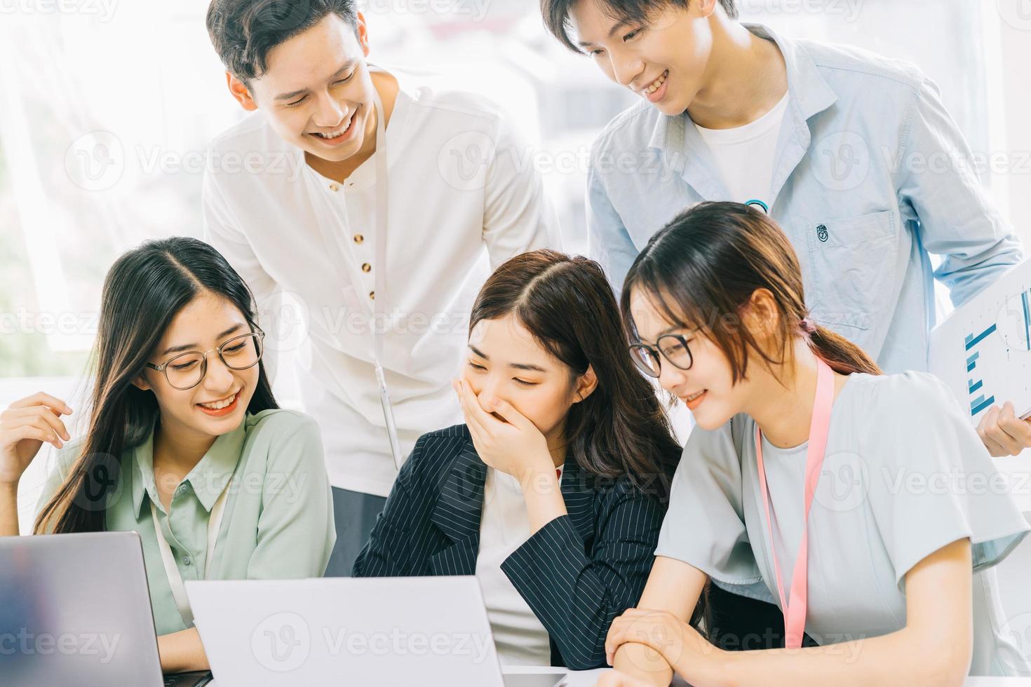 les hommes d'affaires asiatiques discutent des plans de l'année prochaine photo