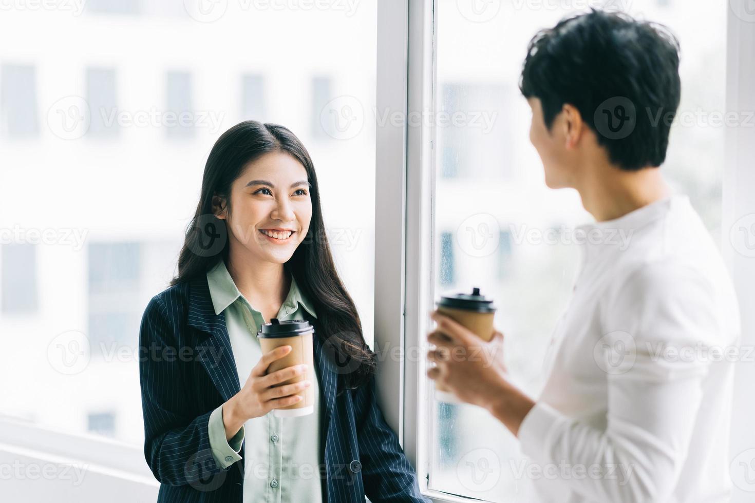 homme d'affaires et femme d'affaires discutent pendant la pause déjeuner photo