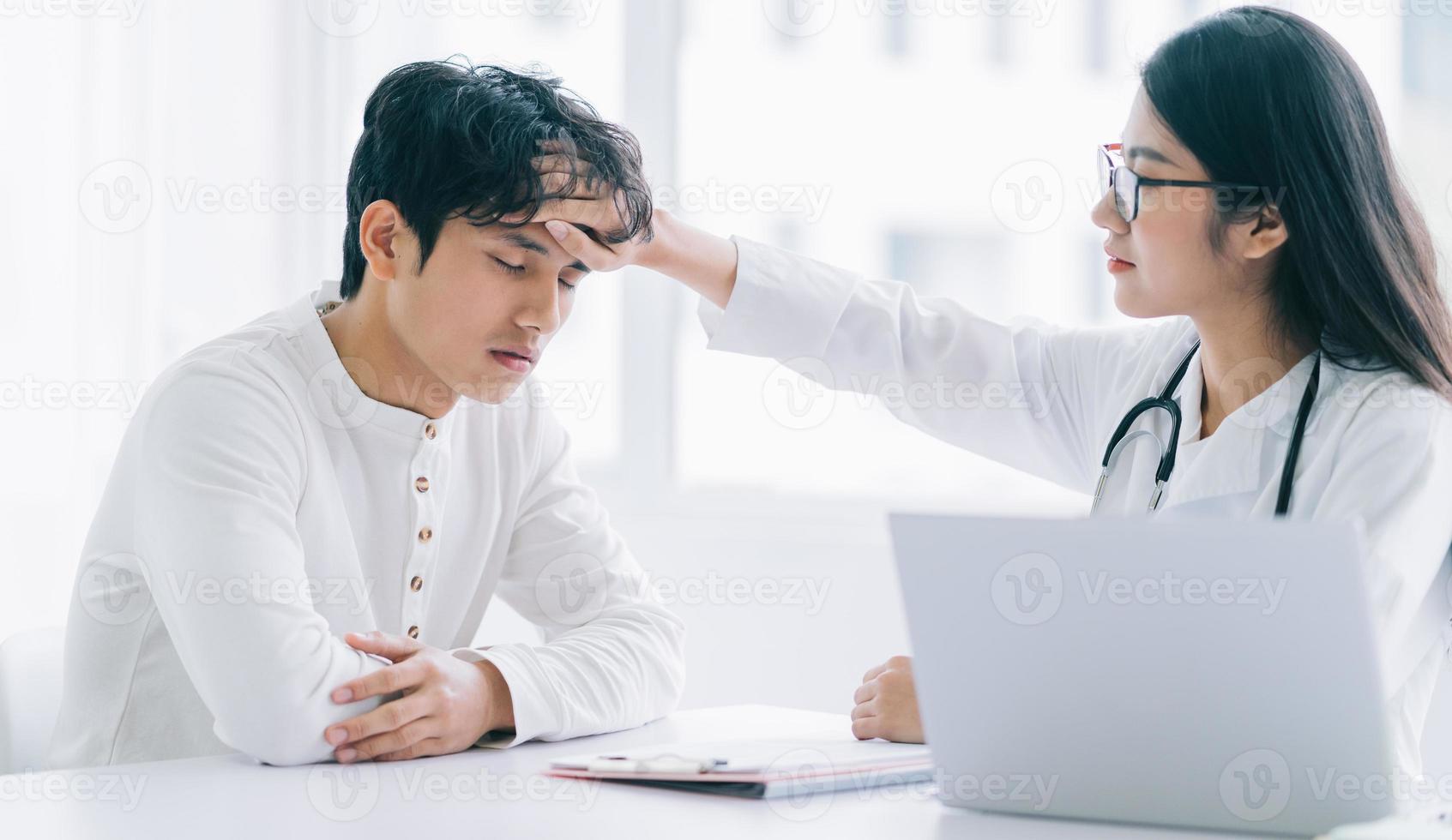 une femme médecin asiatique vérifie la santé du patient photo