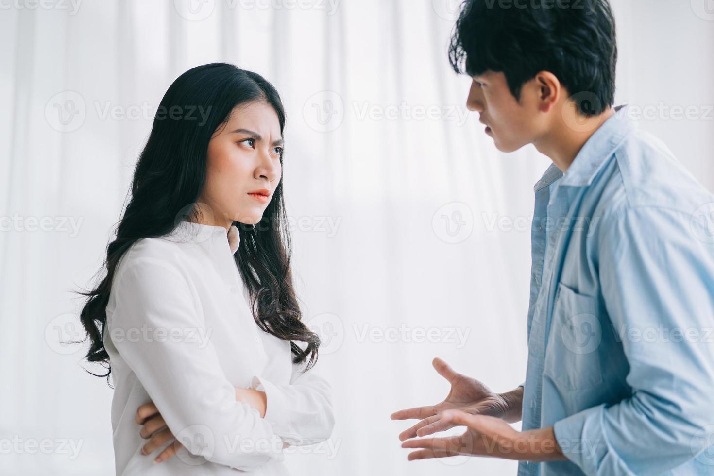 le couple asiatique s'est disputé menant à une rupture photo