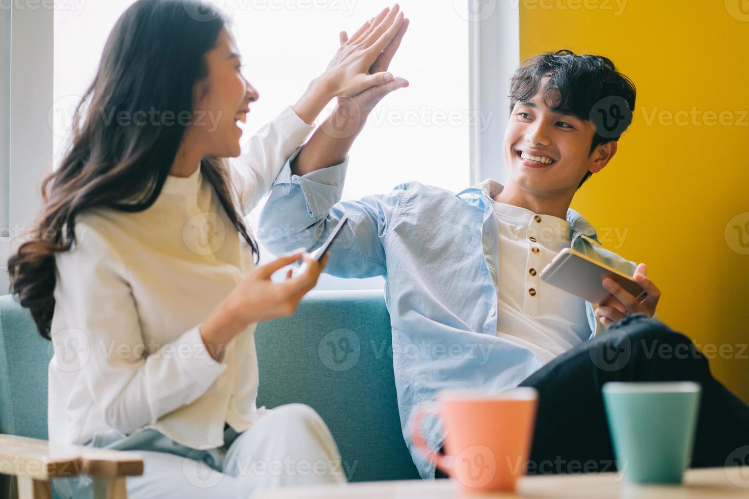 couple asiatique jouant à des jeux à la maison ensemble, la vie heureuse d'un jeune marié photo