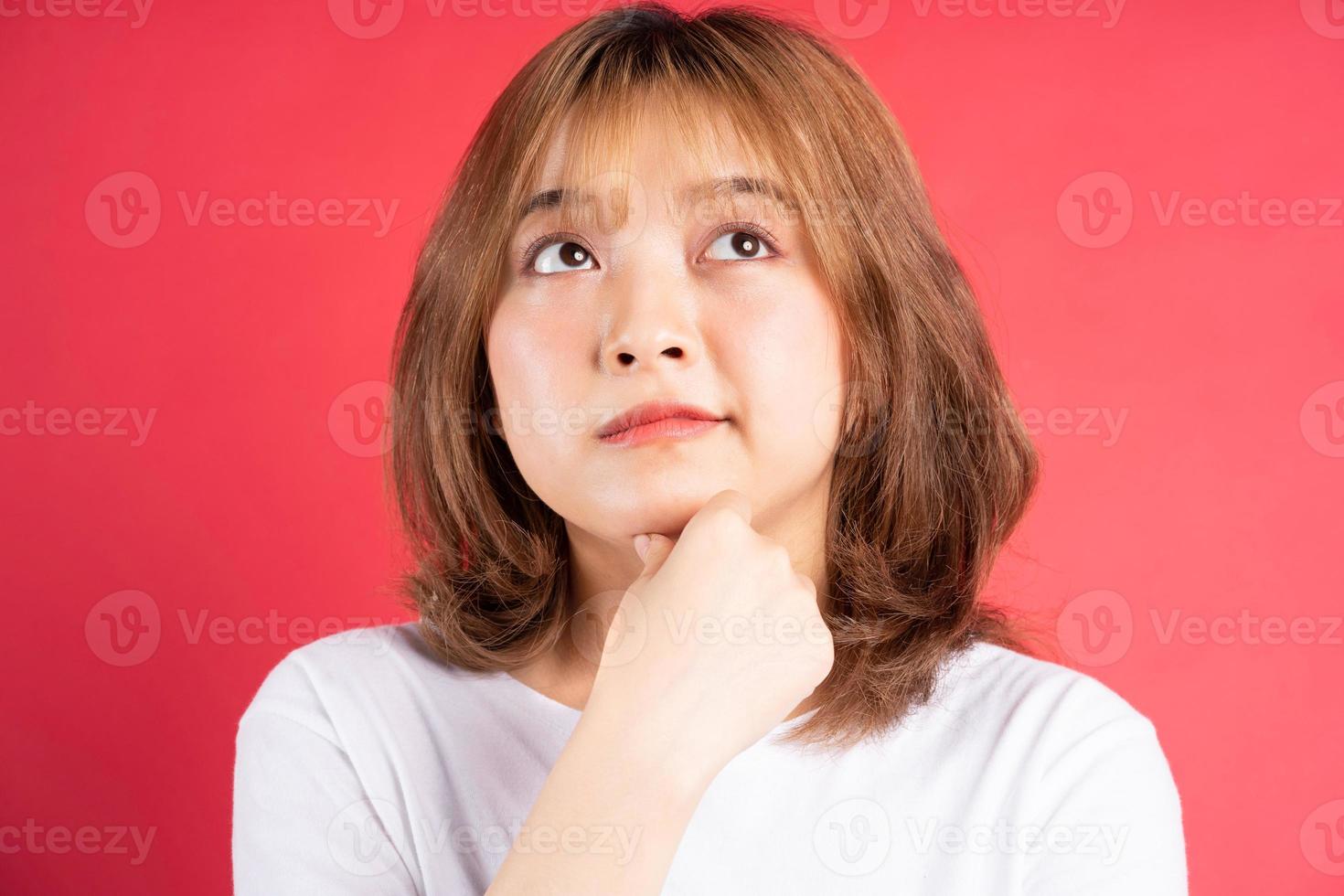 jeune fille asiatique avec des gestes et des expressions joyeux sur fond photo