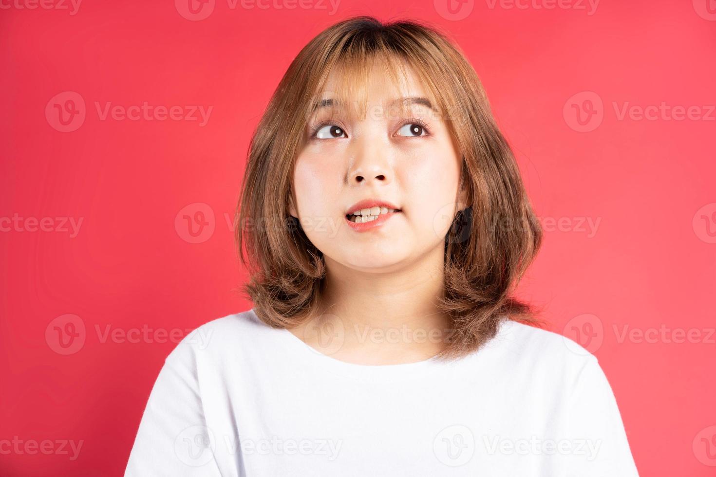 jeune fille asiatique avec des gestes et des expressions joyeux sur fond photo