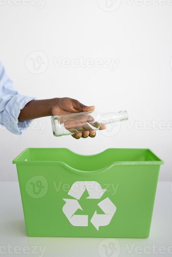 Jeune femme recyclant pour un meilleur environnement photo